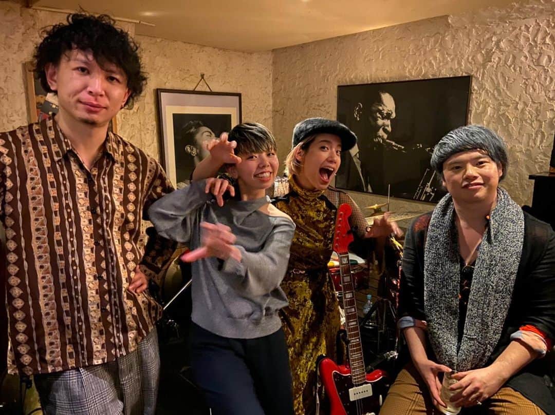 岡田真帆のインスタグラム：「そーいえば新年のご挨拶、Facebookしかしてなかった！ 明けましておめでとう御座います！ 今年も宜しくお願い致します⭕️ 今年は年始から沢山ライブさせて頂いてまして、ドラムたのしいいい🤤って感じで新年まくあけました。  皆様にも、ライブたのしいい🤤と思って貰えるように、今年もがんばります！」