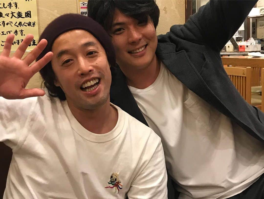 保田賢也さんのインスタグラム写真 - (保田賢也Instagram)「. 遅くなりましたが明けましておめでとうございます。. . 昨夜は事務所の新年会でした . いろんな芸人さんと話すと面白いし話が上手いし本当為になる事が沢山‼️. 尊敬する先輩方も沢山おられていつも勉強になります✍️. 今年の初大笑いでした(^^). . 2020年最高な年にしましょう . 今年の目標は大きな人間になる事です‼️. とりあえず現段階で体重を8㎏程増やしてます。 今後にご期待ください(^^) 今年もよろしくお願いします！！！ . #正月太りでは #ございません #多分 #クリスマスあたりから #自炊してません #炊き込み男子 #再開 #オススメ教えてね #来週から身体動かします」1月9日 16時38分 - kenya_yasuda_