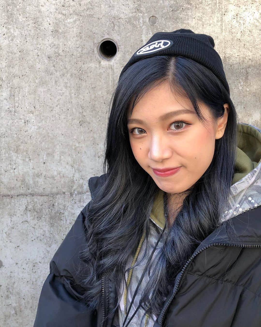 のインスタグラム：「. 髪の毛染めたよ〜！ TGC前に綺麗にしてもらった！💙 いつも通りブルーブラックでい👌🏻 . いつもありがとうございます🙏🏻💖 @lapis_kanta . . . #ブルーブラック #エクステ #lapis #xgirl #ノーマルカメラ」