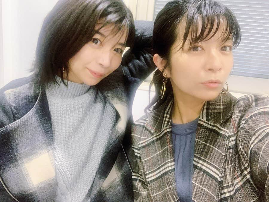 三倉茉奈さんのインスタグラム写真 - (三倉茉奈Instagram)「佳奈さん。今年もよろしくーー 今日は事務所で色々打ち合わせとか作業。  2枚目はなんかちょっとカッコつけてる笑 @kana_mikura0223  #ふたご #twins #sister」1月9日 16時32分 - mana_mikura_official