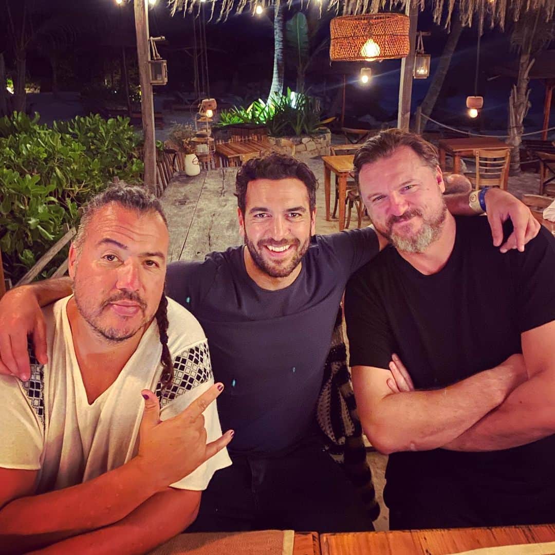 エリヤス・エンバレクのインスタグラム：「Mondra, Mbarek und Mladen in Tulum Tum Tum 2020. @mondra69 @solomun 😘 #besttourmanager @mccp3000」