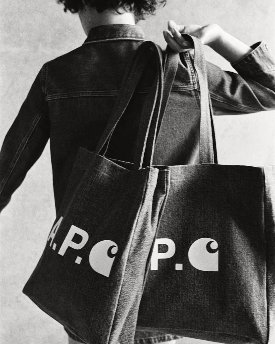 のインスタグラム：「A.P.C. x Carhartt WIP Interaction #5⠀ ⠀ Launching tomorrow, January 10th 2020.⠀ ⠀ Creative direction : @clairethomsonjonville⠀ Photography : @matteomontanariphotography⠀ Styling : @charlottecolletcollet⠀ ⠀ @apc_paris @carharttwip  This collection will be available in A.P.C. stores and at apc.fr from tomorrow. ⠀ ⠀ #APC #CarharttWIP #APCxCarharttWIP #Interaction5」