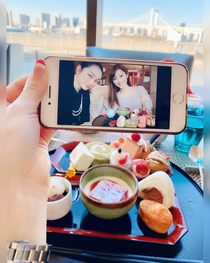 のインスタグラム：「待ってました〜( ᵒ̴̶̷̥́ ⌑ ᵒ̴̶̷̣̥̀ )♥︎♥︎♥︎ ヒルトンスイーツビュッフェ🎂💕 今回は… 【和⛩✖️いちご🍓】 その名も‼️ いちご一会🍓ストロベリーデザートビュッフェ * 1/6より始まっています☝🏻️ 早速ヒルトン東京お台場🏨 シースケープテラスダイニングに 行って来ました🙌💕 * 夏のハワイアンパラダイス🌺や ハロウィンディスコ🎃👻などなど 度々楽しませて頂いてますが 毎回来る度に更にバージョンアップで クオリティやアイディアが どんどん進化してレベルアップしていて いつもワクワクさせてくれます( * ॑꒳ ॑* )♪ * 演出もとにかく可愛くて 和文化を感じる鳥居⛩や いちご🍓のピンクダルマさんや 着物柄だったり👘 いちごがたっぷり入った桶も🙌🏻 升やハートいっぱいの絵馬も可愛い💕 ଘ(੭*ˊᵕˋ)੭* ੈ♡‧₊˚ どこをどう撮っても可愛くて ヒルトンスイーツの本気を感じる仕上がり🍓 * メニューもとっても凝っていて 和スイーツはもちろんの事🍓 * 私のオススメは… 💟苺おにぎりロール 見た目はおにぎり‼️ 中には梅干しに見立てたいちごが入っている ロールケーキ💕 * 💟苺たこ焼き風プチシュー 見た目はたこ焼きだけど 美味しいプチシュー🐙🔥 * 💟スパイシー苺グラタン 果てして美味しいのかな⁉️と思って 恐る恐る食べた自分に反省w 本当にピリっとスパイシーだけど いちごの味もしつつとても美味しいグラタン✨ これが一番見た目と 味の美味しさのギャップがありました🍓 * 💟出汁巻き卵のバーガーサンドイッチ🥪 ピンク色のバーガー🍔で中は甘い出汁巻き これも美味しかった💕 * 💟レインボーサンドイッチ 本当に綺麗な虹色🌈♡ THE インスタ映えに⤴︎ ⤴︎ * 💟特製いちごオレ 美味し過ぎ💕何杯飲んだ事か😂 甘みもあってクリーミーで これはハマってしまう☕✧ * 見た目のクオリティもすごいのに しっかりと味もハイクオリティな所が さすがだなと感じました❤️ 90分が本当にあっという間(´°Д°｀)💕 * 嬉しい配慮はまだあります👌🏻‼️ メニューを折るとお守りになるんです💗 その日の思い出を持って帰れる所も素敵⛩ * 🍓ストロベリーデザートビュッフェは 5/8まで開催しているので スイーツ女子もスイーツ男子も 是非絶景の中で満期出来るスイーツビュッフェ 堪能してみて下さいね◝(⑅•ᴗ•⑅)◜..°♡❤️ ✼••┈┈┈┈┈┈┈┈┈┈┈┈┈┈┈┈••✼ #ヒルトンスイーツ #hiltonsweets #hilton #ヒルトン #hiltonhotel #japan #日本 #デザートビュッフェ #ヒルトン東京お台場 #ストロベリーデザートビュッフェ #pr #スイーツビュッフェ #いちご一会 #お台場 #odaiba #ホテルスイーツ #スイーツ女子 #photogenic #フォトジェニック #ホテルビュッフェ #シースケープテラスダイニング #hiltontokyoodaiba #いちごスイーツ #instasweets #followme #foodstagram #レインボーブリッジ #dessertbuffet #strawberry #苺スイーツ ✼••┈┈┈┈┈┈┈┈┈┈┈┈┈┈┈┈••✼」