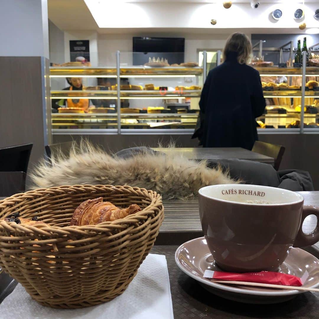 南果歩さんのインスタグラム写真 - (南果歩Instagram)「Breakfast in Paris😊 Croissant&Cafe au lait❤️ #france  #paris #breakfast  #croissant  #cafeaulait  #フランス #パリ #カフェオレ #クロワッサン #南果歩 #南果歩アート散歩  #japaneseactress  #kahominami」1月10日 2時05分 - kaho_minami