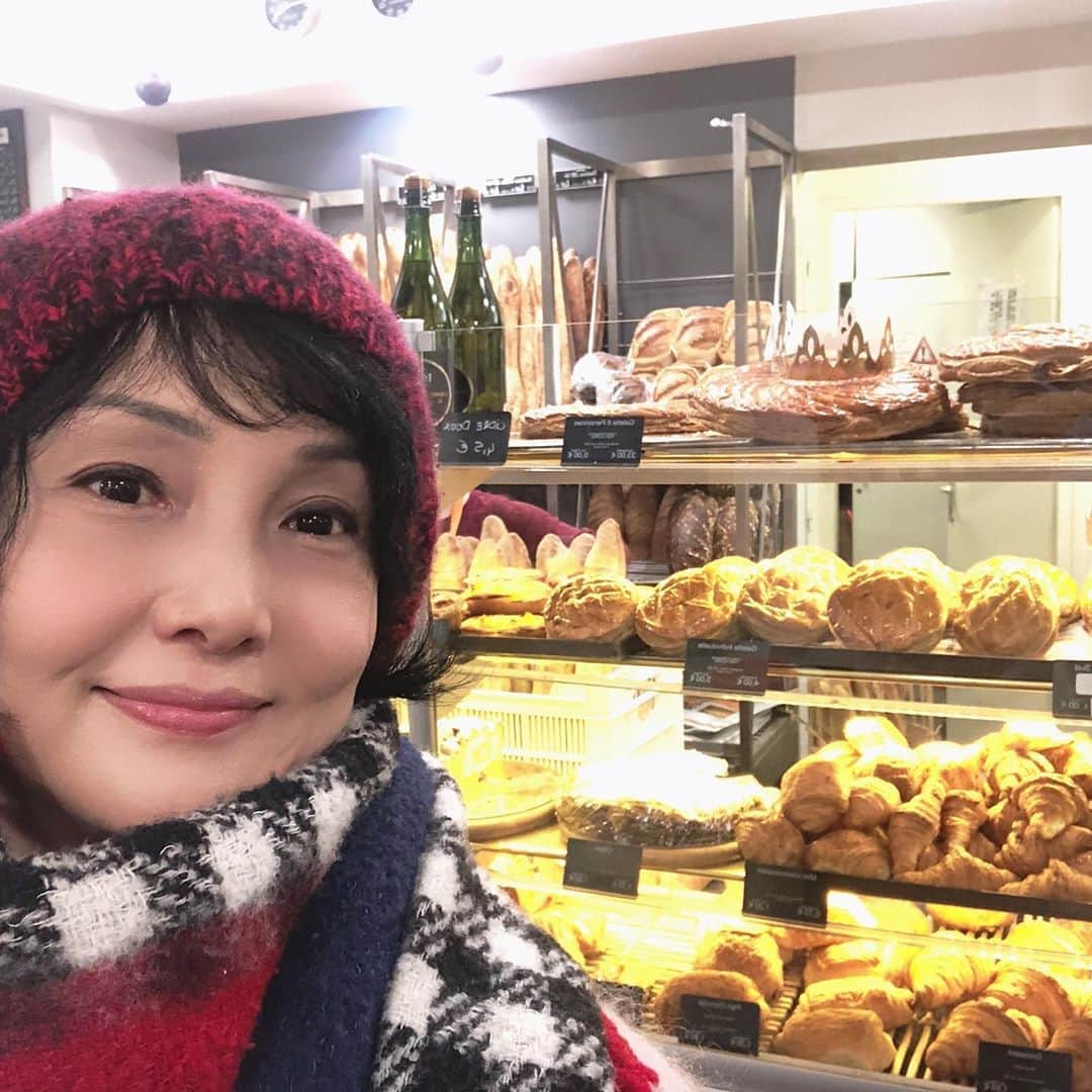 のインスタグラム：「Breakfast in Paris😊 Croissant&Cafe au lait❤️ #france  #paris #breakfast  #croissant  #cafeaulait  #フランス #パリ #カフェオレ #クロワッサン #南果歩 #南果歩アート散歩  #japaneseactress  #kahominami」