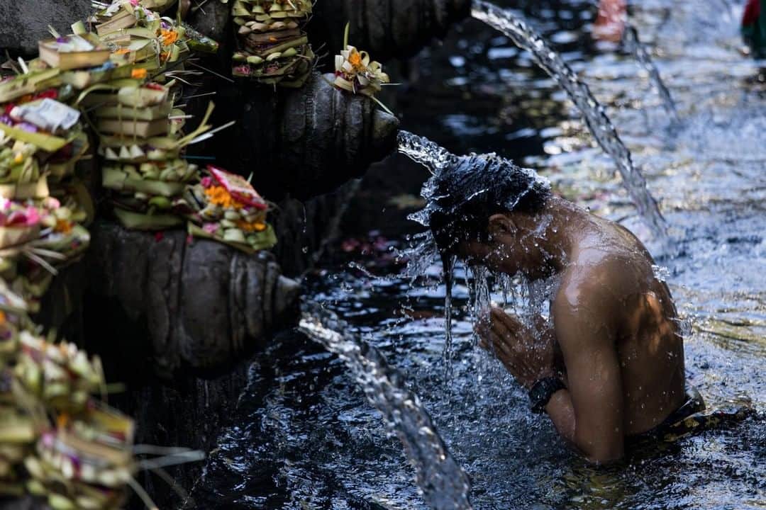 National Geographic Travelさんのインスタグラム写真 - (National Geographic TravelInstagram)「Photo by @amandamustard | A man allows the sacred waters of the Tirta Empul temple to wash over him during the ritual purification known as melukat. This ritual requires Hindu devotees to wash under each of the 30 spouts fed from a natural spring, offering both physical and spiritual cleansing. Known in Balinese as Pura Tirta Empul, this beautiful water temple is believed to have originated in A.D. 926 and is now one of the most popular in Bali, Indonesia. #indonesia #bali #melukat #ritual #hinduism」1月10日 2時07分 - natgeotravel