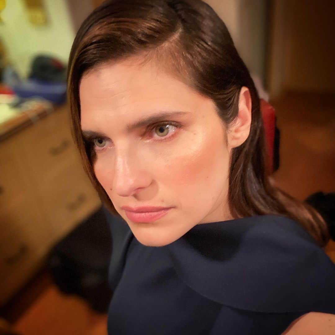 レイク・ベルのインスタグラム：「If you blur & vignette the background, no one knows you’re a messy mutha.  TCA glam c/o @deanroybal @lizlash 💋」