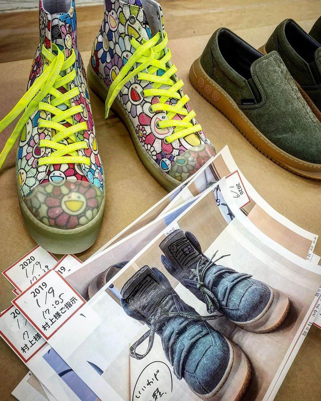 HYPEBEASTさんのインスタグラム写真 - (HYPEBEASTInstagram)「@hypebeastkicks: @takashipom has taken to Instagram to showcase an upcoming collaboration between himself and @porter_yoshidakaban.official. Murakami offers a closer look at new silhouettes including a khaki green canvas military-inspired sneaker boot, which is complete with velcro straps, plenty of dual branding, and the artist’s signature KaiKai KiKi sunflower motifs embossed onto the gum sole unit. Stay tuned for more release information.⁠⠀ Video/Photo: Takashi Murakami⁠⠀」1月10日 2時19分 - hypebeast