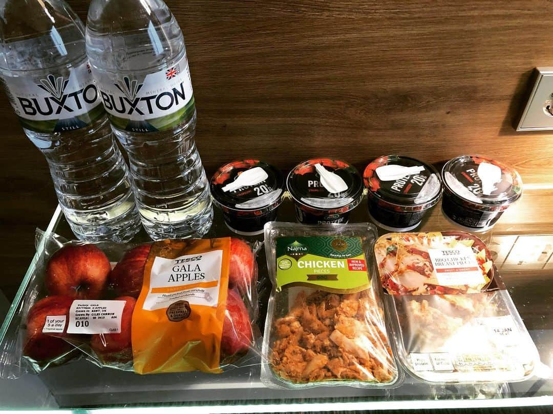 鷹木信悟さんのインスタグラム写真 - (鷹木信悟Instagram)「LONDON到着🇬🇧 先ずは食糧調達！ 夕陽が綺麗だった🌇 龍神が出てきそうな雰囲気...🐉」1月10日 2時45分 - takagi__shingo