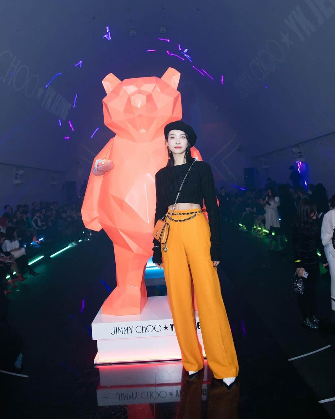 ビクトリアのインスタグラム：「🧡 @jimmychoo  @sandrachoiofficial  #jimmychooxykjeong」