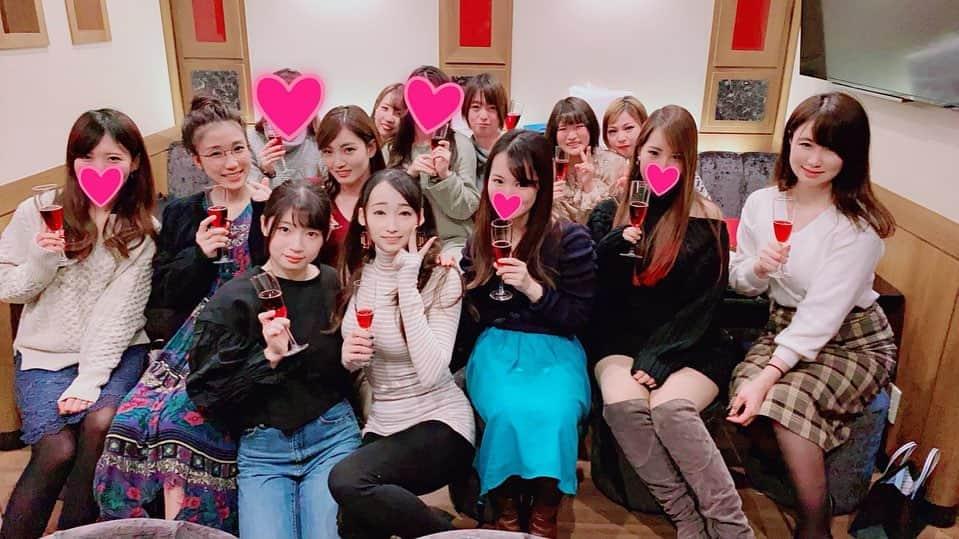 蓮実クレアさんのインスタグラム写真 - (蓮実クレアInstagram)「歌舞伎町のBar HARUにて 初の女子会やらせていただにました！ たくさんの女子に囲まれて幸せ三昧♡ お話もランダムプレゼントも大盛り上がり✨ お手伝いにクレアガールズのカイリちゃん、そして後輩女優の春風ひかるちゃんもプライベートで遊びに来てくれました！  楽しすぎて月1でやりたいくらい (　´ᾥ`　)♡すきっ♡  #蓮実クレア #春風ひかる #女子会 #月1開催 #女子オンリーオフ会 #歌舞伎町 #BAR」1月10日 2時55分 - hasumi_kurea