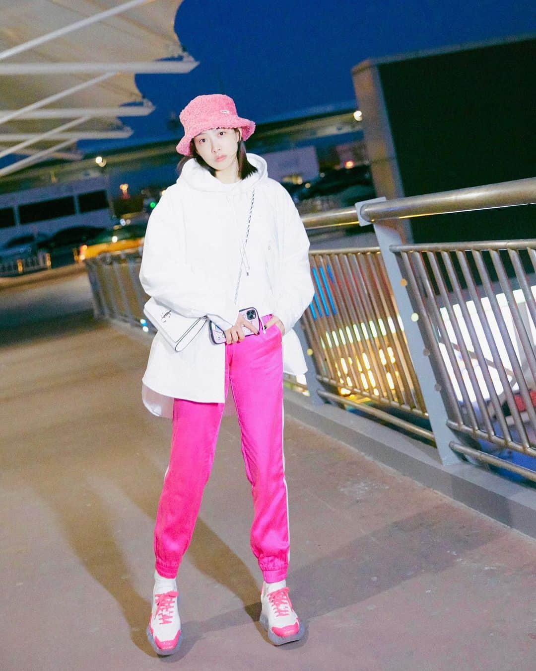 ビクトリアさんのインスタグラム写真 - (ビクトリアInstagram)「小粉粉💗 @jimmychoo  #pink pink pink #hotpink」1月10日 3時04分 - victoria02_02