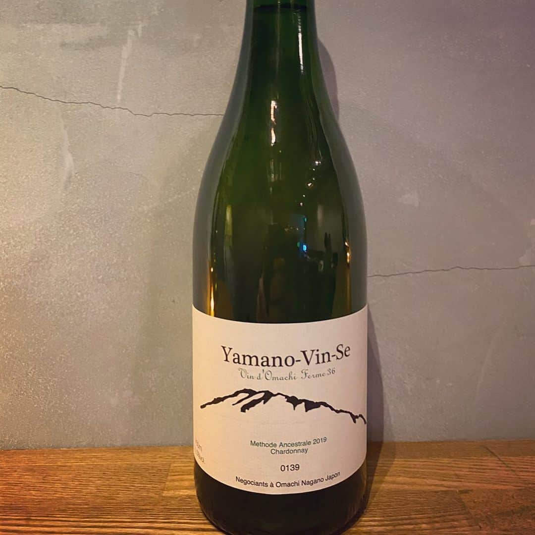 ひぐち君さんのインスタグラム写真 - (ひぐち君Instagram)「2020年1月19日(日)12:30〜の「ひぐち君の日本ワイン会」は、「日本のナチュールワイン」飲み比べ🍷 <自然派ワイン>といっても、造り手によっていろんな考え方があり、一口には言えないところもあるのですが、今回はナチュラルな造りをしている日本のワインを皆さんに楽しんでいただけたらと思います。まだまだ参加募集しておりますので、ご興味ある方はぜひ🍷 #ひぐち君の日本ワイン会  https://lounge.dmm.com/detail/1486/ #オンラインサロン #ワイン会　#日本ワイン会 #日本ワイン　🇯🇵 #japanesewine #vinjaponais  #wine #vin #vino #winetime #winelover  #instawine #wineexpert  #tokyo #naturalwine #vinnaturel」1月10日 3時04分 - higehiguchi