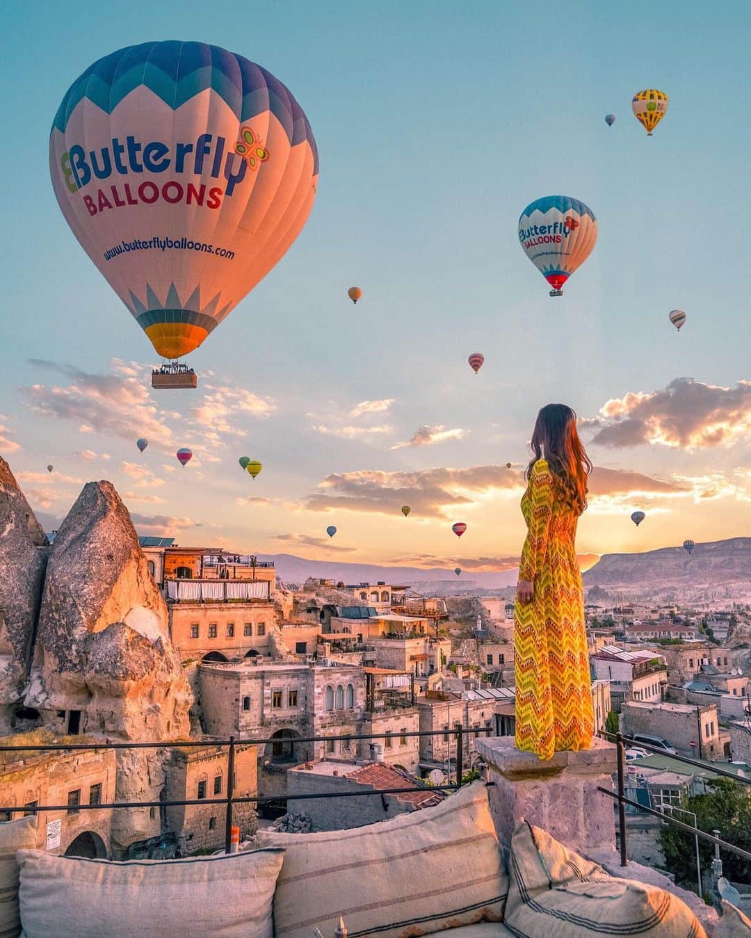 Izkizのインスタグラム：「Magical mornings under a sky full of balloons w/ my ♥️ @iamtravelr ✨」
