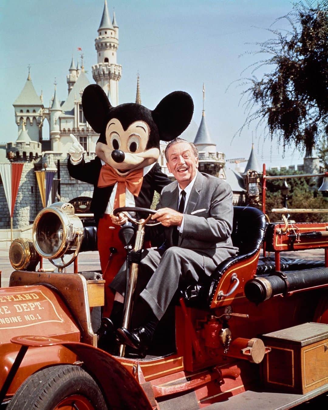 ジョシュ・ボウマンのインスタグラム：「“Happiness is a state of mind. It’s just according to the way you look at things.” – Walt Disney. #disney #waltdisney」