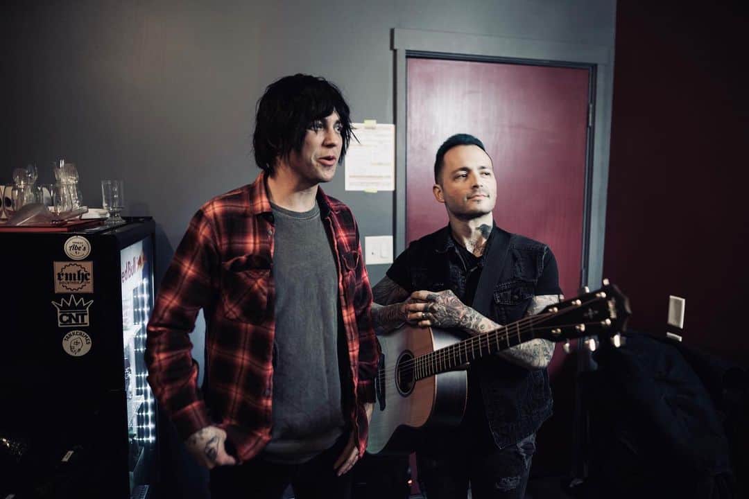 ニック・マーティンのインスタグラム：「Swipe to see the laughs ensue. Also, thank you to the fine folks of Lincoln who had a blast with us last night! What an insane show to start off the Medicine Tour! Sold out show in Joliet tomorrow 🤘🏽 LET’S GO! 📸: @awesomedon」