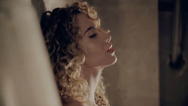 ソフィア・スフォルツァのインスタグラム：「Sound on! 🎶  My video of “Break my heart again” ( @finneas ) OUT SOON!!! FINALLY!!!😍 Felicissima di condividere con voi questo progetto al quale ho lavorato duramente con il grande Maestro @maurizio_zappatini  Il video intero uscirà prestissimo! Intanto fatemi sapere cosa pensate di questa piccola preview qui nei commenti 🖤 • •  Music: @maurizio_zappatini  Video: @almirahmecanovic  Hair: @cristian82moioli  Photography: @giorivel • • • #sofialucreziasforza #coversong #finneas #finneasoconnell #breakmyheartagain #coverbyme #iceskating #singingonice #newproject #icedancing #billieeilish」