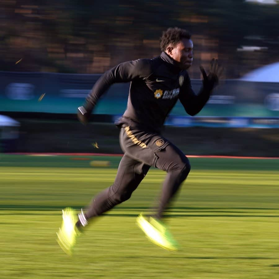 クワドォー・アサモアさんのインスタグラム写真 - (クワドォー・アサモアInstagram)「Una giornata di sole ad Appiano ☀️👌🏿 @inter #Training #Focus #ForzaInter  A sunny day in Appiano ☀️👌🏿 @inter #Training #Focus #ForzaInter」1月10日 3時18分 - asamoahkwadwo