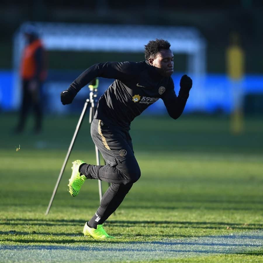 クワドォー・アサモアさんのインスタグラム写真 - (クワドォー・アサモアInstagram)「Una giornata di sole ad Appiano ☀️👌🏿 @inter #Training #Focus #ForzaInter  A sunny day in Appiano ☀️👌🏿 @inter #Training #Focus #ForzaInter」1月10日 3時18分 - asamoahkwadwo