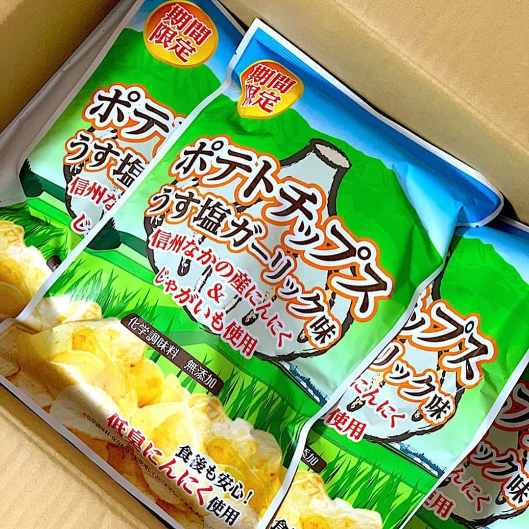 柴本愛沙さんのインスタグラム写真 - (柴本愛沙Instagram)「食べ出したら止まらないーー🥔 私の出身地、長野県中野市で栽培された ジャガイモとにんにくを贅沢に使った、 ポテトチップス。  にんにくの香ばしさと釜炊き塩が絶妙で、 とにかくどんどん手が進む、 危険なほど美味しいポテトチップス。 ほんと、最近毎日食べてる！(食べすぎ💧) . あ、にんにくは、食後30分程度で ニオイが気にならなくなる新しい品種なので 安心して食べられますよ♡  袋の裏には、地元・中野市の紹介も 細かく書いてあって嬉しい！！ 観光地である小布施🌰と、 スキー場で有名な志賀高原🎿の間にあって あまり知られていないけど、 とーっても住みやすい市です🍎  実家の畑は昨年の台風19号で水没し、 父が育てていた冬野菜は全滅してしまったけど、 中野市の野菜でできたおやつを食べると なんだかホッとします。 早く復興しますように…  3枚目の写真は、母が絵付けした土びな。 #土人形 は中野市が産地です。  4枚目の写真は、正月に帰省した時に 実家の近くから見た高社山。 例年はもっと麓まで真っ白ですが、 今年は雪が少ないようです。 夕日がほんのりピンク色に染めてキレイでした。  ポテチの販売は通信販売「びおらいふ」 https://biolife-jp.com/lineup/none/garlic-chips/  #故郷 #信州なかのギャラリー #うす塩ガーリック味 #びおらいふ #長野県中野市 #中野市 #中野市出身 #地元 #ポテチ大好き #ポテトチップス大好き #ポテチ部 #うすしお #うす塩 #うす塩味 #信州なかの #信州中野 #ガーリック #ガーリック味 #低臭にんにく使用 #スナック菓子 #中野市グルメ #マイルドエックス #手がとまらん #pr #土びな #高社山 #がんばろう信州 #がんばろう長野県 #郷土愛」1月9日 18時25分 - aisa_shibamoto