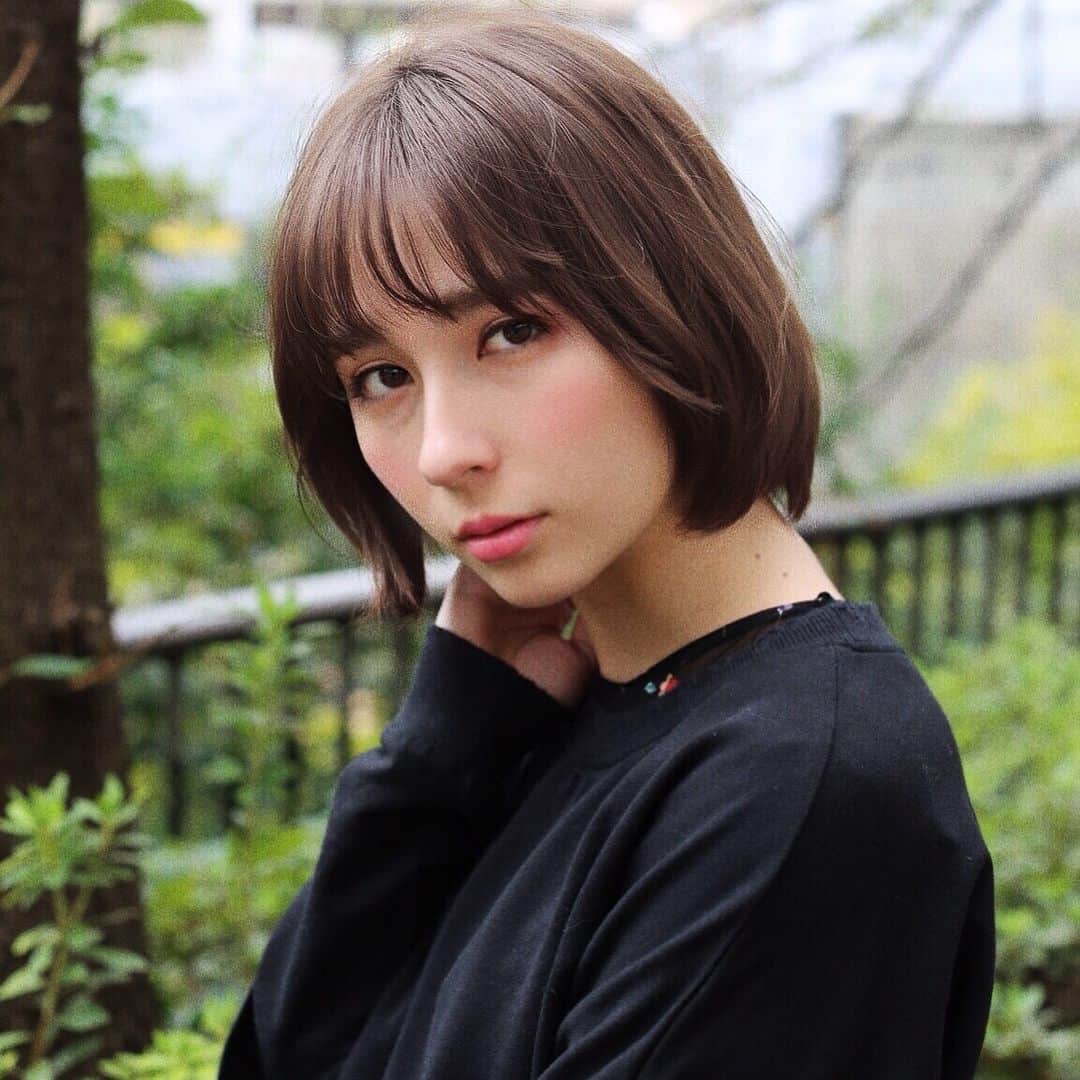 渡部幸也のインスタグラム：「冬は首もとスッキリ、サラッとナチュラルなマッシュボブスタイルもオススメです🙆‍♂️ カラーリングで制限ない方は、ヘアスタイルは重めに設定してるぶん、ミルクティーアッシュの明るめでバランスとるのも良いと思います✨  明日10日の金曜日は終日ヘアメイクの為、サロンに出勤していません。 11日〜13日までの連休はサロンに出勤していますので、ご予約埋まりはじめてますが、まだお取り出来る枠もありますので、ネットからまたはサロンへ直接お電話でご連絡いただけると助かります🙇  よろしくお願い致します😊  渡部  #ヘアスタイル #ヘア #髪型 #ヘアカタログ #ヘアセット #くせ毛風パーマ #透明感カラー #hair #恵比寿美容院 #代官山美容室 #代官山美容院 #美容学生 #中目黒美容師 #代官山美容師 #恵比寿美容師 #中目黒美容室 #中目黒美容院 #恵比寿美容室 #サロンモデル #中目黒ランチ #恵比寿ランチ #hpb_hair #中目黒 #代官山 #恵比寿 #渋谷 #ar_magazine #murua #emoda #americanvintage」