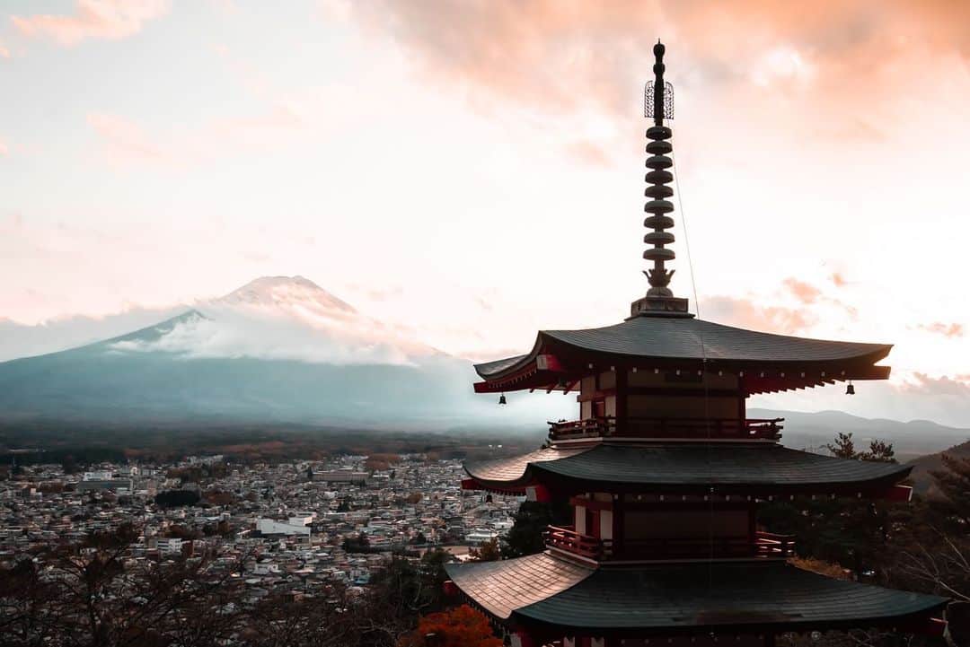 大越光貴さんのインスタグラム写真 - (大越光貴Instagram)「2020年も宜しくお願いします‼️ * 明日が仕事始め。カメラマンとしての仕事に没頭しながら写真家への道を着実に進んで行きます。 * Camera: Nikon D610 Lens: Nikkor 24mm Location: Yamanashi, Japan * #SUNSET #FUJI #earthbeauty #ocean #mountain #sunshine #japan #nature #landscape #retrip_nippon #nikon #富士山 #富士五湖 #西湖 #夕焼け #夕日 #秋 #一人旅 #旅 #絶景 #死ぬまでに行きたい日本の絶景 #絶景ハンター #風景写真 #ファインダー越しの私の世界 #夕焼けハンター #夕焼けが好き #夕焼け部隊 #前撮り #ウェディング撮影 #絶景delic」1月9日 18時29分 - koukoshi