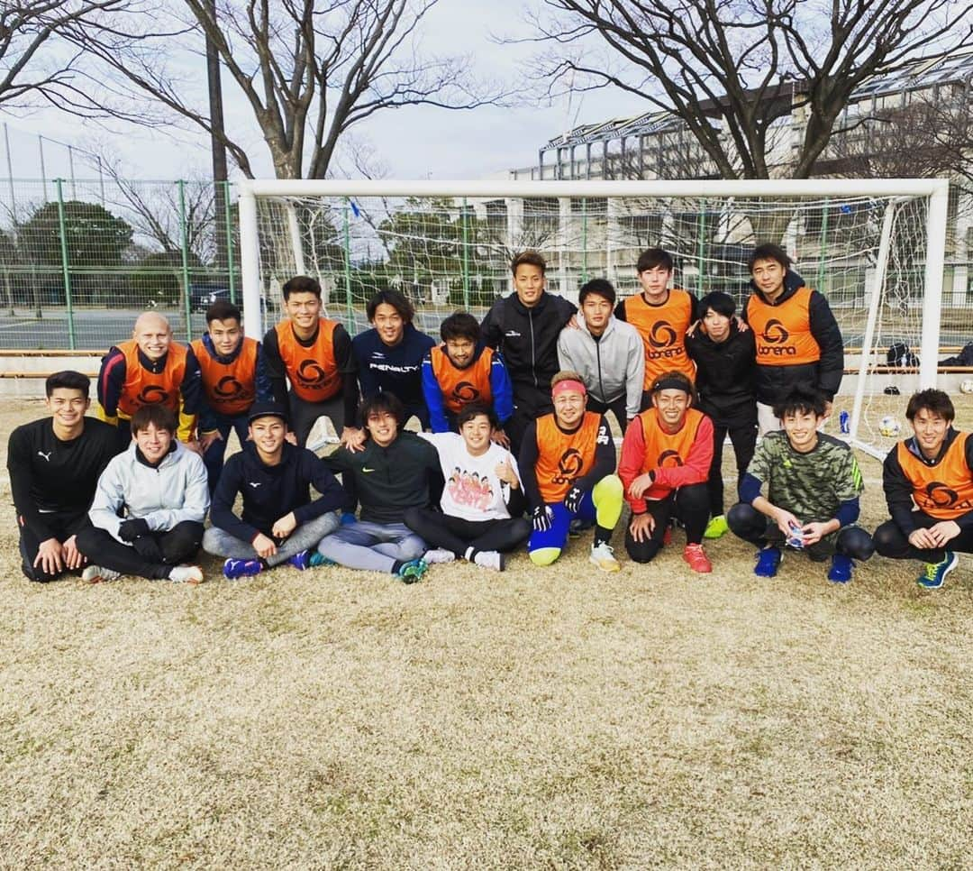 今宮健太のインスタグラム：「今日はギラヴァンツの選手の方とサッカーをさせていただきました😁 皆さん本当にありがとうございます😁 そしてJ2おめでとうございます㊗️ 今年はJ1お願いします！！ #西新こころ #わたべ商店 #肉鍋隆治 ？ #ギラヴァンツ北九州J2 おめでとう🎊」