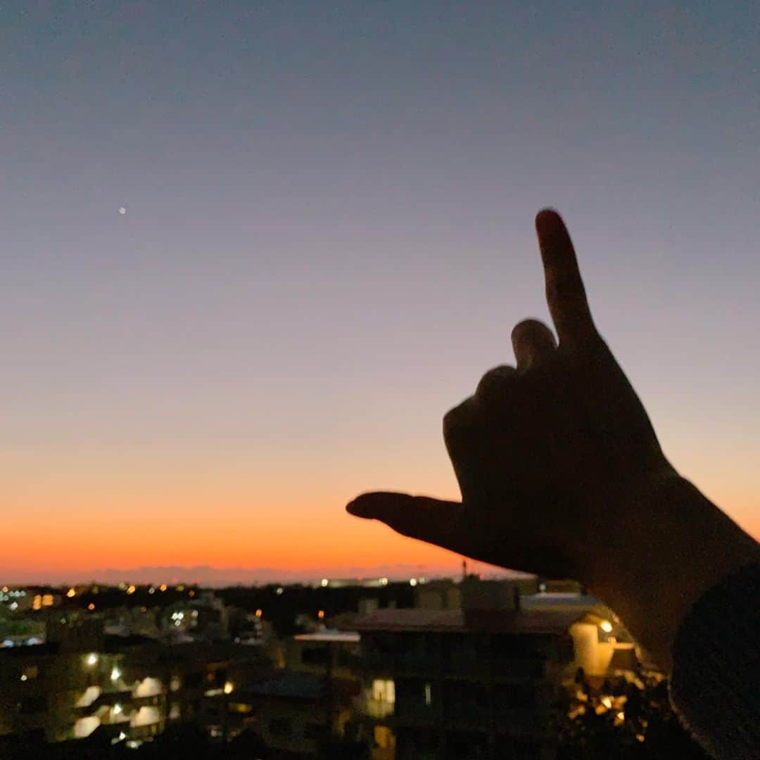 長嶺菜菜子のインスタグラム：「﻿ お気に入りな夕日スポット🌇﻿ ﻿ ﻿ 夕日見ながら色々考える﻿ ﻿ ﻿ 時間は平等⏱﻿ 人生は1度きり🕯﻿ 私はこの世に1人🙋🏽‍♀️﻿ ﻿ ﻿ 令和2年も9日が過ぎたよん早い🏃‍♀️💨﻿ ﻿ ﻿ 今年はどういう年にしよう﻿ 今年の最後に自分がなってる姿をイメージしながら﻿ ワクワク、ニヤニヤ( ˭̵̵̵̵͈́◡︎˭̵̵̵͈̀ )ˉ̞̭﻿ ﻿ ﻿ いやぁー﻿ 楽しみ👏👏﻿ ﻿ ﻿ 一つの大きな挑戦﻿ ﻿ 一昨年からずっと言い続けてて全く出来てなくて、そろそろやらないと﻿ やるやる詐欺になろうとしてたトライアスロン🏊‍♀️🏃‍♀️🚴‍♀️🙈﻿ ﻿ ﻿ 遂に！出る事決めた！！🌵🌵🌵🌵﻿ 6月に出る！！﻿ 【トライアスロン初挑戦の道のり】のアカウント作るよ﻿ ﻿ ﻿ 物事って決めたら前に進むよね﻿ ウダウダして迷ったてても仕方ない﻿ ﻿ ﻿ 人生1度きり﻿ やりたい事はやる！！！！﻿ ﻿ ﻿ 自分の人生﻿ 自分でコントロール🤩﻿ ﻿ ﻿ #沖縄﻿ #沖縄出身﻿ #うちなんちゅ﻿ #夕焼け﻿ #夕日　#夕陽﻿ #夕日スポット﻿ #がじゃんびら公園﻿ #人生について考える﻿ #2020年トライアスロンの挑戦﻿ #初トライアスロン参加﻿ #トライアスロン初めての人と繋がりたい ←🙄」