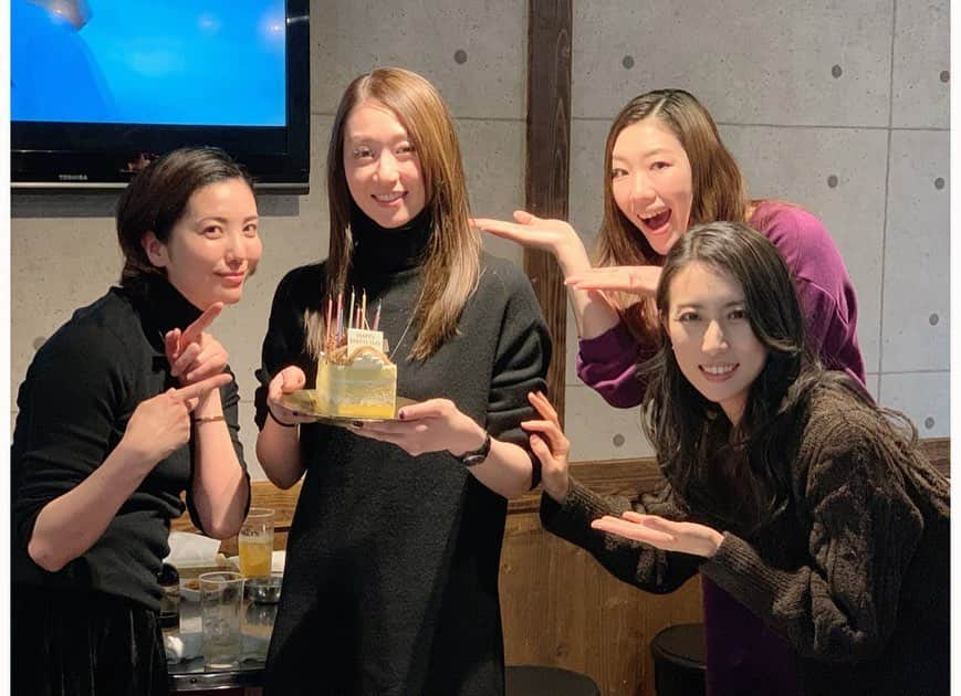 朝風れいさんのインスタグラム写真 - (朝風れいInstagram)「🥂新年会&birthday party😍🎂 ・ ・ おとといはよく話し、よく笑いました！！😂 年始から楽しい仲間と会えて、幸せいっぱい😍 ・ ・ 更に、サプライズのお祝いで幸せそうな大さんを見て、こっちの方こそ幸せになりました*ˊᵕˋ* ・ ・ ・ 今後もちょくちょく集まる予定あり✌︎ ・ ・ ・ #新年会　#誕生日会　#birthdayparty #サプライズ #大さん　が　#好きな　#モンブラン #宝塚 #宝塚og #雪組 #壮一帆 さん #鳳翔大 さん #香音有希 さん #朝風れい さん　←#こら」1月9日 18時45分 - rei.wd