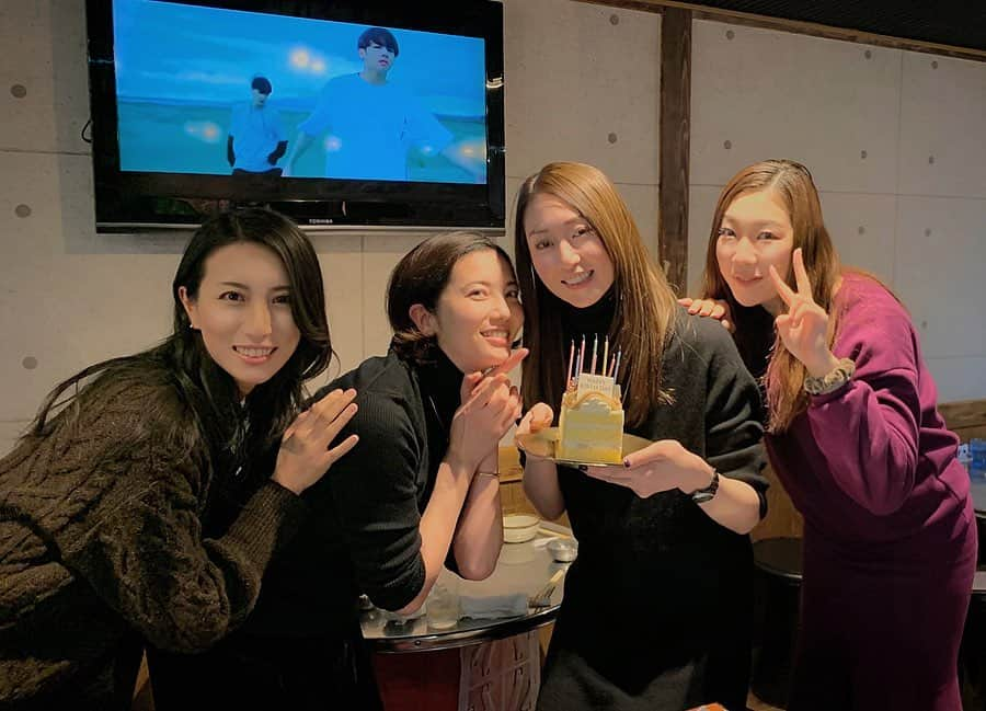 朝風れいさんのインスタグラム写真 - (朝風れいInstagram)「🥂新年会&birthday party😍🎂 ・ ・ おとといはよく話し、よく笑いました！！😂 年始から楽しい仲間と会えて、幸せいっぱい😍 ・ ・ 更に、サプライズのお祝いで幸せそうな大さんを見て、こっちの方こそ幸せになりました*ˊᵕˋ* ・ ・ ・ 今後もちょくちょく集まる予定あり✌︎ ・ ・ ・ #新年会　#誕生日会　#birthdayparty #サプライズ #大さん　が　#好きな　#モンブラン #宝塚 #宝塚og #雪組 #壮一帆 さん #鳳翔大 さん #香音有希 さん #朝風れい さん　←#こら」1月9日 18時45分 - rei.wd