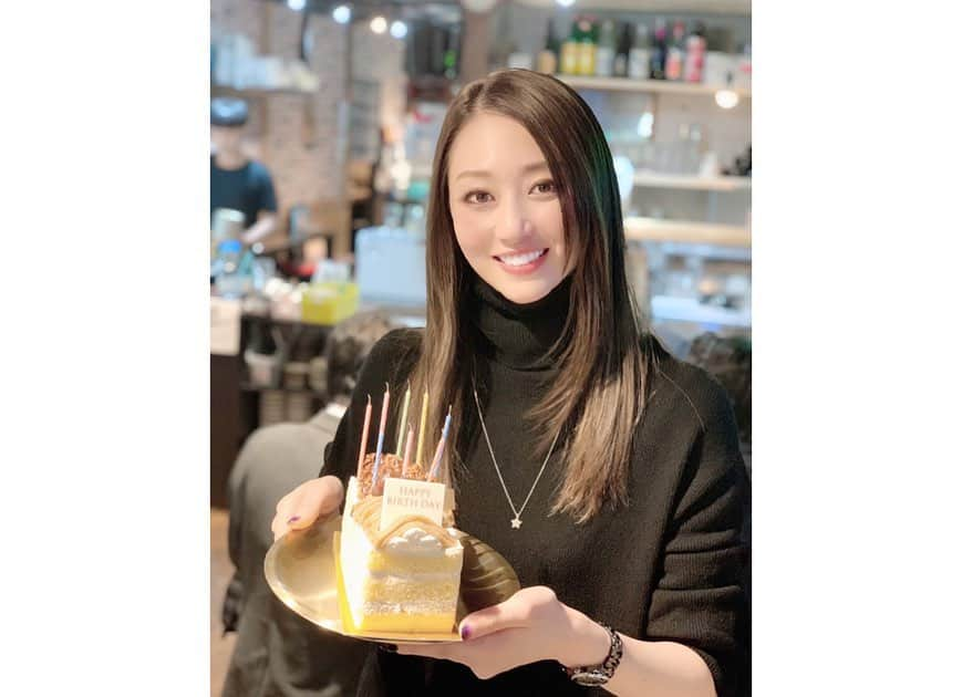 朝風れいさんのインスタグラム写真 - (朝風れいInstagram)「🥂新年会&birthday party😍🎂 ・ ・ おとといはよく話し、よく笑いました！！😂 年始から楽しい仲間と会えて、幸せいっぱい😍 ・ ・ 更に、サプライズのお祝いで幸せそうな大さんを見て、こっちの方こそ幸せになりました*ˊᵕˋ* ・ ・ ・ 今後もちょくちょく集まる予定あり✌︎ ・ ・ ・ #新年会　#誕生日会　#birthdayparty #サプライズ #大さん　が　#好きな　#モンブラン #宝塚 #宝塚og #雪組 #壮一帆 さん #鳳翔大 さん #香音有希 さん #朝風れい さん　←#こら」1月9日 18時45分 - rei.wd