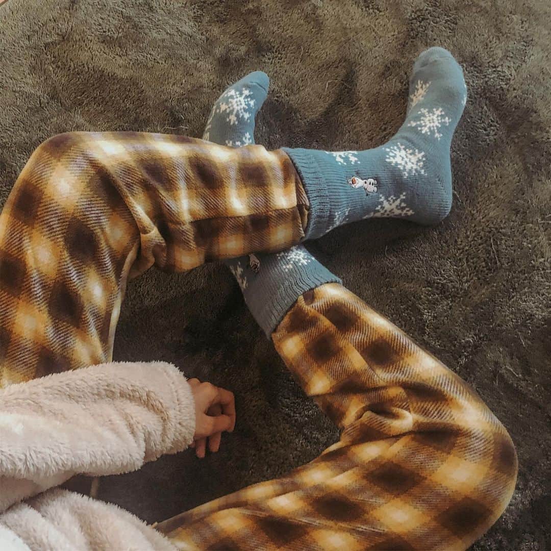 MiracleVellMagicのインスタグラム：「the moment you come home after a long day, take all your clothes off and change into pajamas, and streeeetch on a hot carpet. 🥴⠀ 長い一日から帰宅して服をすぽんすぽん！とぜんぶ脱いで部屋着に着替えてホットカーペットの上でとろける瞬間の幸せたるや。⠀ #YouTube更新作業なう⠀ #今日のビデオは実は公開にとても勇気がいるの #でもとても見て欲しいの . . . #pajamas #winter #cozy #carpet #olaf #frozen #socks #パジャマ #部屋着 #オラフ #アナ雪 #チェックパンツ」