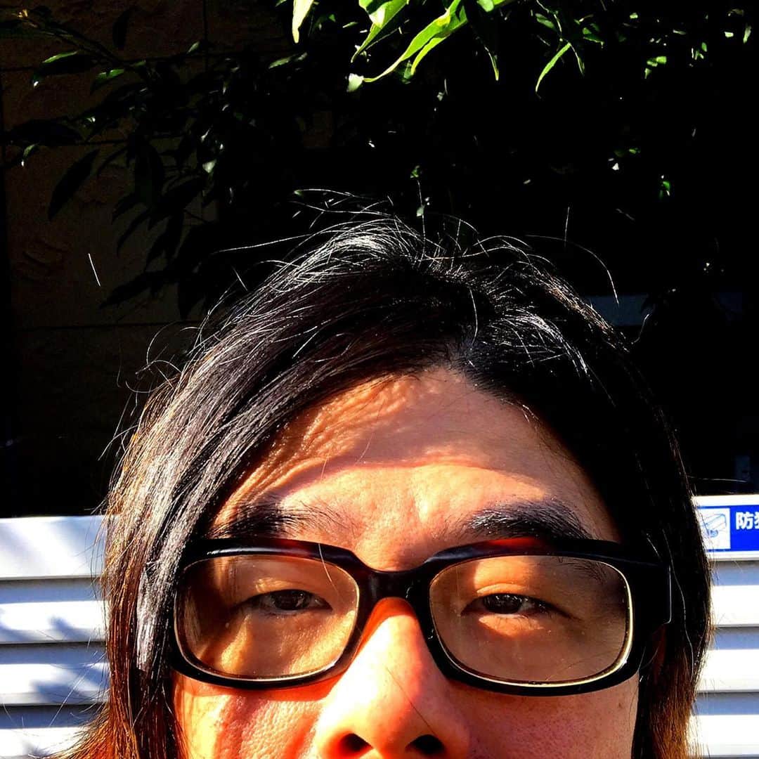 マキシマム ザ ホルモンのインスタグラム：「【メガネをかけているのですきっておてがみくれた"あんちゃん"へ】きょうメガネがこわれたよ。だけどダイスケはんもメガネをかけているのですきって言ってくれたからオジサンがんばってメガネをかけているよ。byダイスケはん  #かみのけでテープをかくしてるよ」