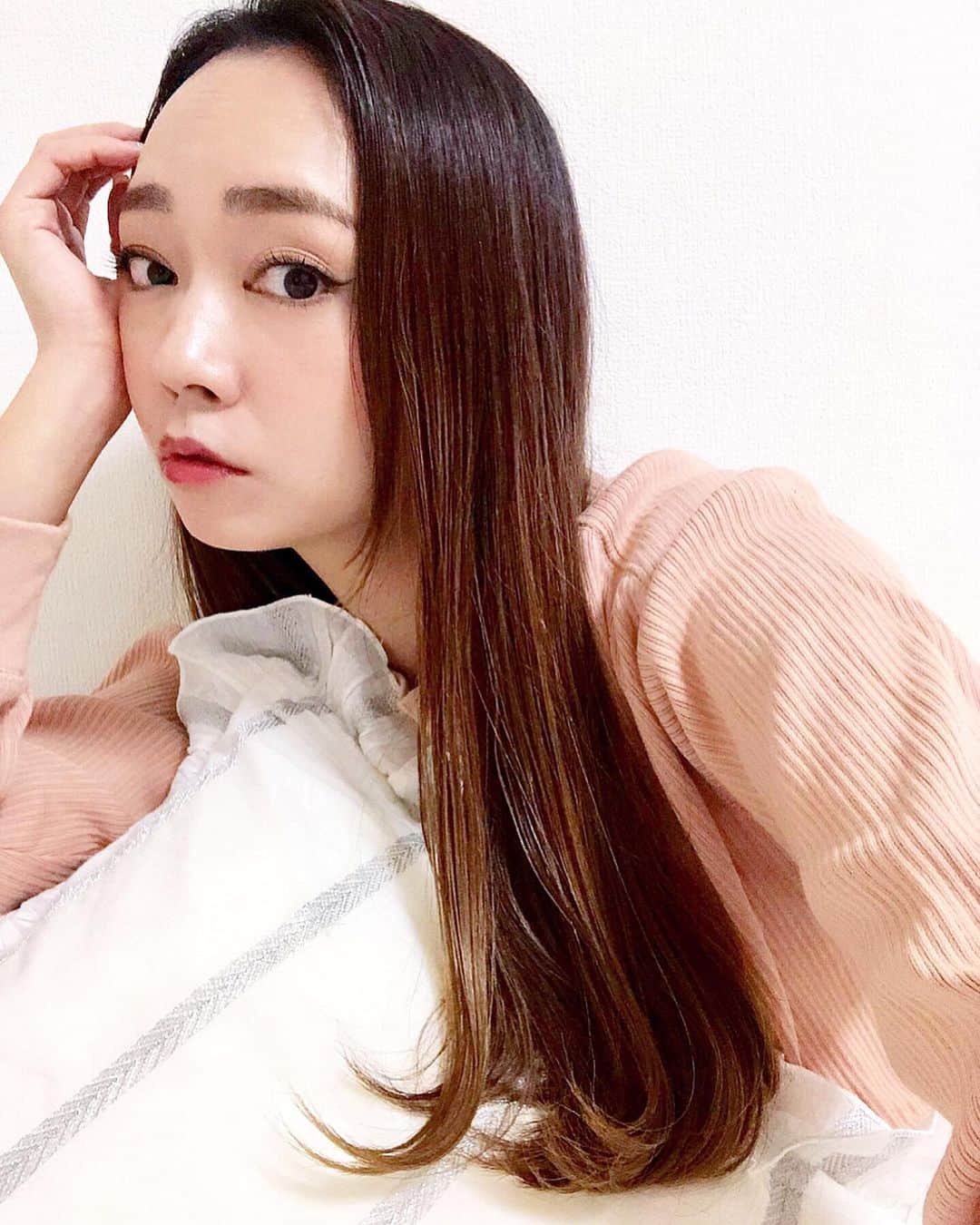 石田美奈子のインスタグラム：「ℍ𝕒𝕚𝕣 𝕔𝕒𝕣𝕖. . 髪の毛伸びました♡ #スーパーロングヘア に憧れてとにかく伸ばし続けているけれど、自宅での#ヘアケア には今まで以上に気を使うし、ドライヤーの時間がとにかく長い🤣 . 今使っている#シャンプー と#トリートメント がとても良いのでご紹介♫ . 有名ヘアサロン OCEAN TOKYOの “OCEAN TRICO アンサーシャンプー/トリートメント” 🇫🇷 メンズヘアサロンとしてかなり有名な#美容室 なので、男性で知っている方も多いかな☺︎？ . このシャンプー、男性だけじゃなく女性にもオススメ！💛 優しい洗い心地でロングヘアもしっとりまとまります♫ アミノ酸でダメージを補修してくれるので、髪のダメージが気になる方にも是非使ってみてほしいです(⑅ˊᵕˋ⑅)♡ 香りもすごく良くて、シャンプー中と時間が経った時で香りが変化していく感じ♪ . @oceantokyonet . 💆🏻‍♀️ → #minako_beauty . #haircare #oceantokyo #PR #アンサーシャンプー #サロンシャンプー #ロングヘアスタイル #ロングヘア #サロンモデル」