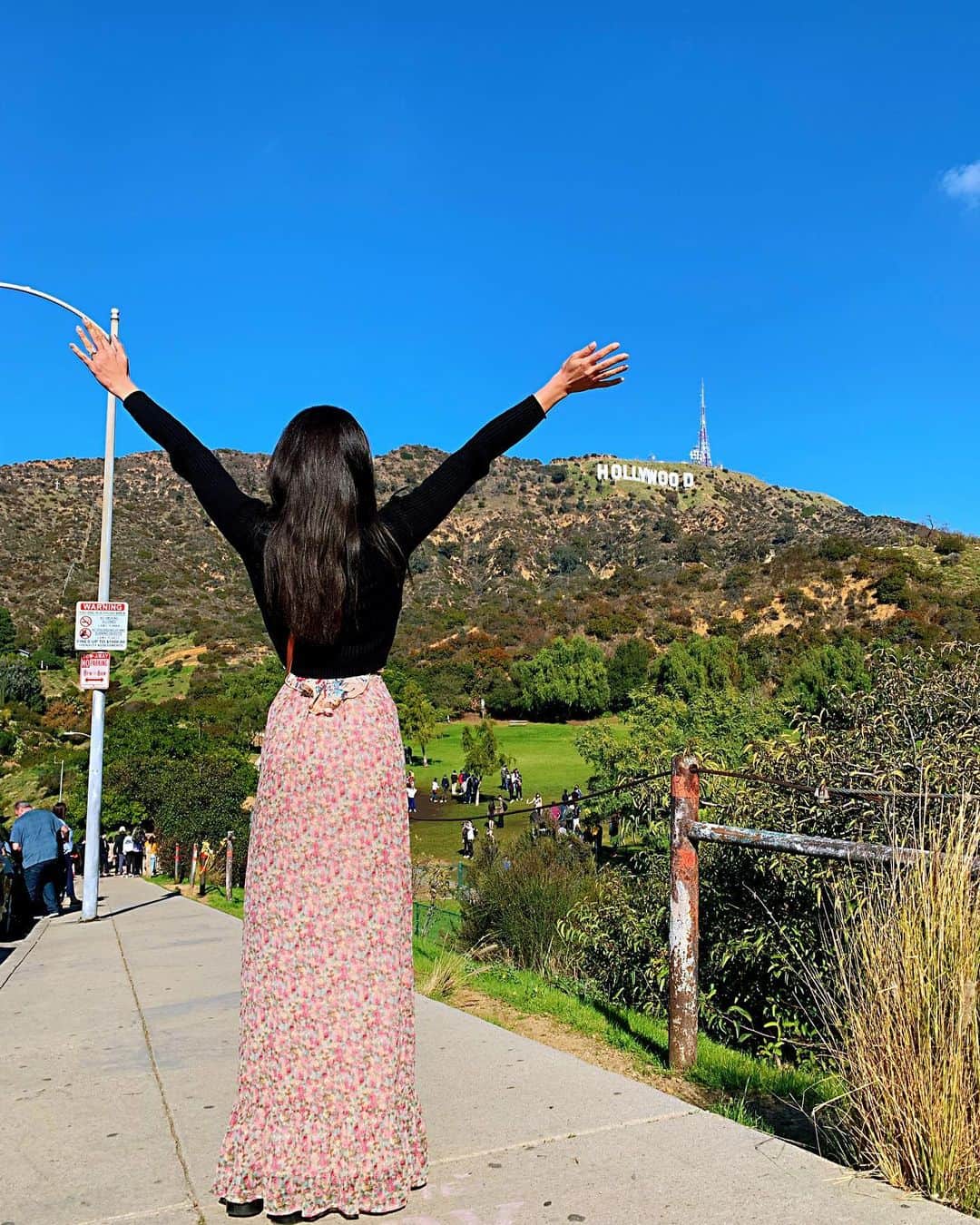 のインスタグラム：「Hollywood sign みたら嬉しくなっちゃう‼️ いろんなものが変わり行く中、変わらずあるから 嬉しい😆　#Hollywood #LA #California #sign #mood #happy #peace #nicewather」