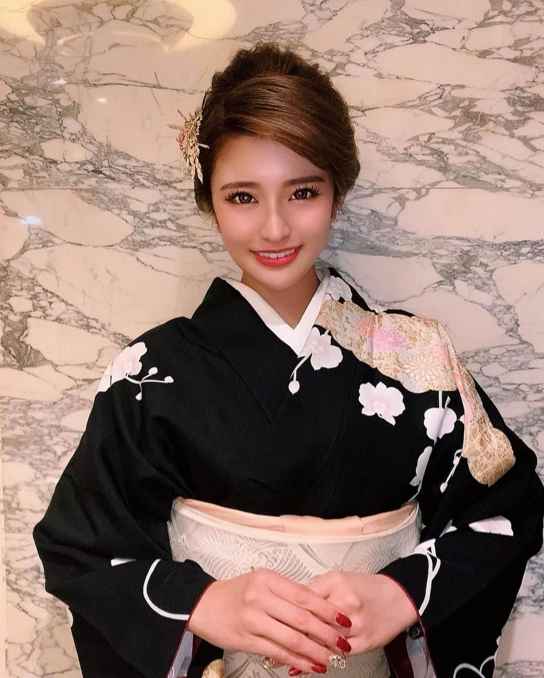鈴木まりなのインスタグラム：「年末年始楽しかった❤️ お正月は家族で過ごしました🙏     #dj #girlsdj #femaledj #asiandj #Japanesedj #djlife #djingismylife #djinglife #djlifestyle」