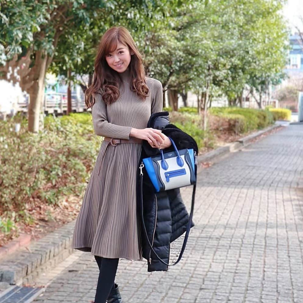 のインスタグラム：「. 今日は少し暖かかったですね☺️✨ .  @valmuer_official のベルト付きニットワンピースは肌触りも良いしラインが綺麗でお気に入り🤗 . . @valmuer_snap #Valmuer #valmuer_official #ヴェルムーア #knitonepiece #fashion #instafashion #coordinate」