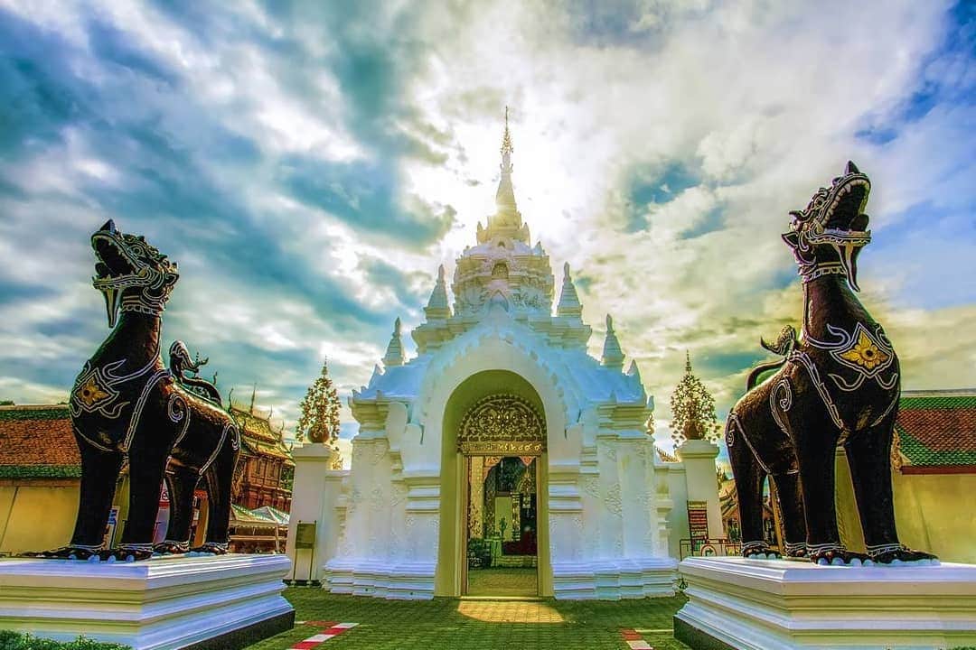 タイ国政府観光庁さんのインスタグラム写真 - (タイ国政府観光庁Instagram)「⠀ 【🇹🇭💎タイ の秘宝💎🇹🇭】⠀ ⠀ 毎週木曜日は、タイの知られざる観光スポットをご紹介🙌⠀ ⠀ 今回ご紹介するのは、チェンマイから南へ約30kmのところにある古都「ランプーン」🍁⠀ 11世紀頃から13世紀末まで王都として栄えていた町で、現在も格式高いランナー様式の仏塔がそびえ立っています‼️⠀ ⠀ 歴史ある寺院を巡ることはもちろん、周囲の山岳地帯ではトレッキングやキャンプを楽しむことができます⛺️🌲⠀ ⠀ アクセスは、チェンマイからバスで約45分🚌💨⠀ ⠀ #タイの秘宝 #タイ #ランプーン #タイ北部 #古都 #仏教 #寺院 #お寺巡り #こんなタイ知らなかった #タイを知りつくす #タイ旅行 #歴女 #旅好きな人と繋がりたい #旅行好きな人と繋がりたい #海外旅行 #旅行 #東南アジア #thailand #lamphun #temple #heritage #amazingthailand #thailandtravel #thailandtrip #thai  #thaistagram #lovethailand #thailandhiddengems #hiddengems」1月9日 19時00分 - amazingthailandjp