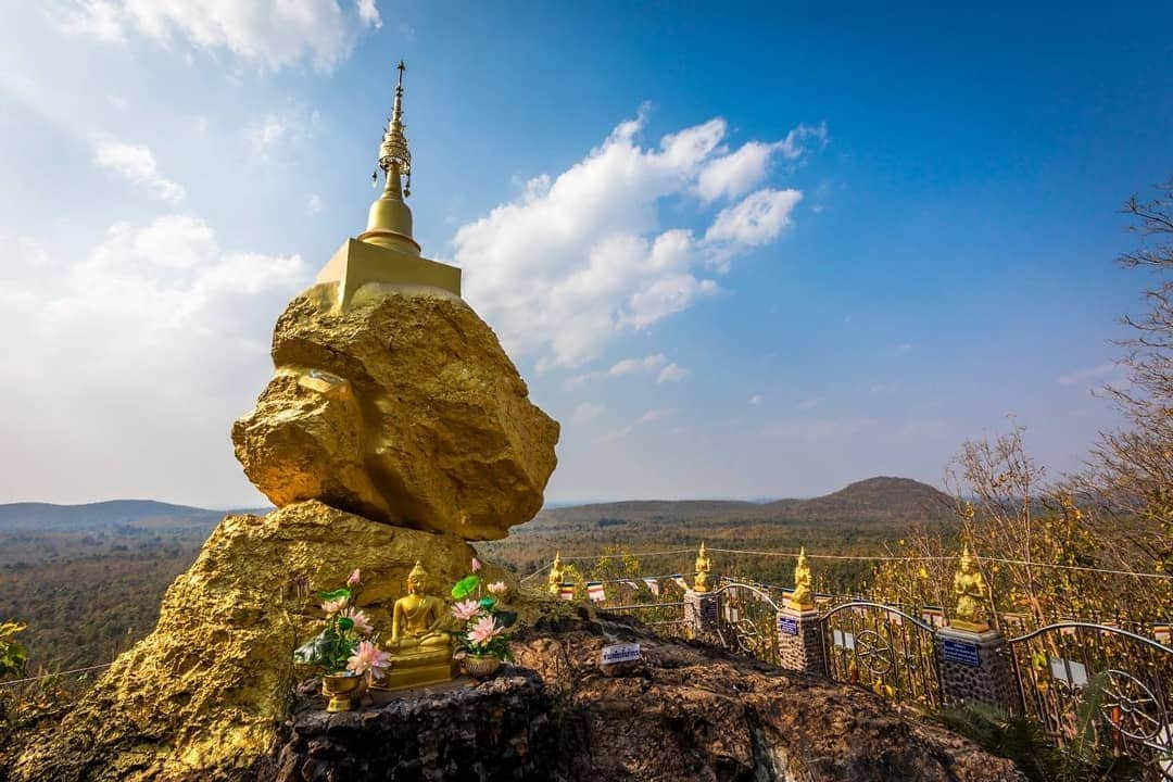 タイ国政府観光庁さんのインスタグラム写真 - (タイ国政府観光庁Instagram)「⠀ 【🇹🇭💎タイ の秘宝💎🇹🇭】⠀ ⠀ 毎週木曜日は、タイの知られざる観光スポットをご紹介🙌⠀ ⠀ 今回ご紹介するのは、チェンマイから南へ約30kmのところにある古都「ランプーン」🍁⠀ 11世紀頃から13世紀末まで王都として栄えていた町で、現在も格式高いランナー様式の仏塔がそびえ立っています‼️⠀ ⠀ 歴史ある寺院を巡ることはもちろん、周囲の山岳地帯ではトレッキングやキャンプを楽しむことができます⛺️🌲⠀ ⠀ アクセスは、チェンマイからバスで約45分🚌💨⠀ ⠀ #タイの秘宝 #タイ #ランプーン #タイ北部 #古都 #仏教 #寺院 #お寺巡り #こんなタイ知らなかった #タイを知りつくす #タイ旅行 #歴女 #旅好きな人と繋がりたい #旅行好きな人と繋がりたい #海外旅行 #旅行 #東南アジア #thailand #lamphun #temple #heritage #amazingthailand #thailandtravel #thailandtrip #thai  #thaistagram #lovethailand #thailandhiddengems #hiddengems」1月9日 19時00分 - amazingthailandjp