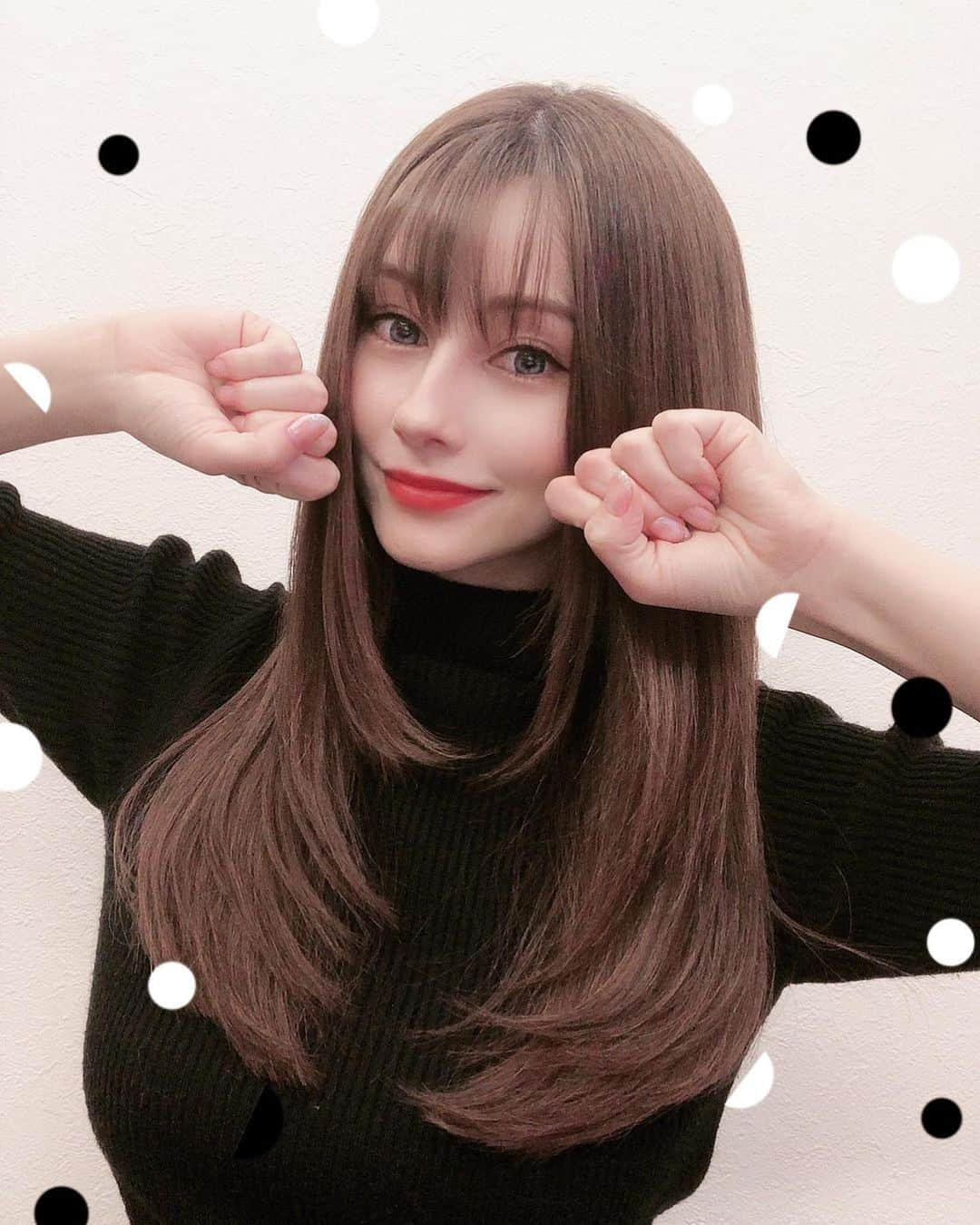 ダレノガレ明美さんのインスタグラム写真 - (ダレノガレ明美Instagram)「まず、ポーズがむかつく。 すみません…笑っ @roi_salon さんで カラーとエクステ、カットしました！ 髪の毛投票して人気の高かったセミロングにしました！ セミロングより少し長いかも？🤣 みんな投票してくれてありがとう☺️ あー新しいヘアーにするとウキウキする☺️ 野口さんいつもありがとうございます😊  #ポーズダサイ #謝罪 #2020年 #ぶりっこ」1月9日 19時03分 - darenogare.akemi