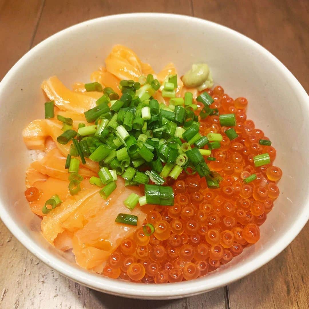 のってんのインスタグラム：「ふるさと納税で頂いたいくらとコストコのサーモンで海の親子丼！ 旨い、、贅沢すぎた、、、」