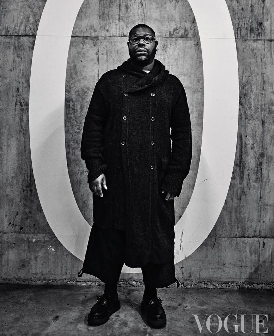 山本耀司さんのインスタグラム写真 - (山本耀司Instagram)「Steve McQueen wearing Yohji Yamamoto in the new February issue of @britishvogue  Photographed by @antoncorbijn4real  Styled by @jackborkett  #YohjiYamamoto #SteveMcQueen #BritishVogue」1月9日 19時15分 - yohjiyamamotoofficial