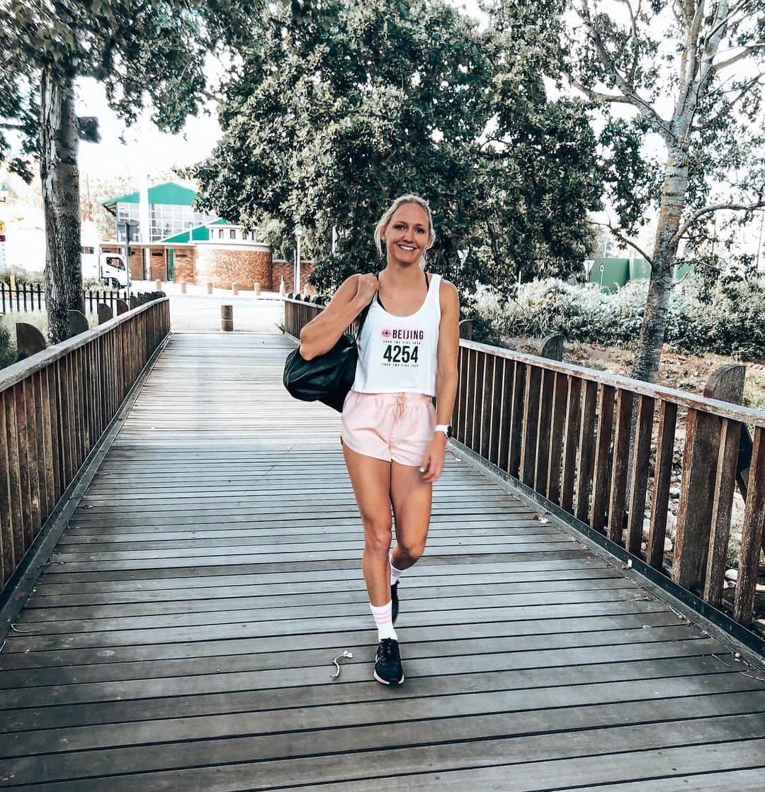ハンネ・クレスのインスタグラム：「Walking back from training with a smile on my face... everything is going well! 😊 #walkingonsunshine」