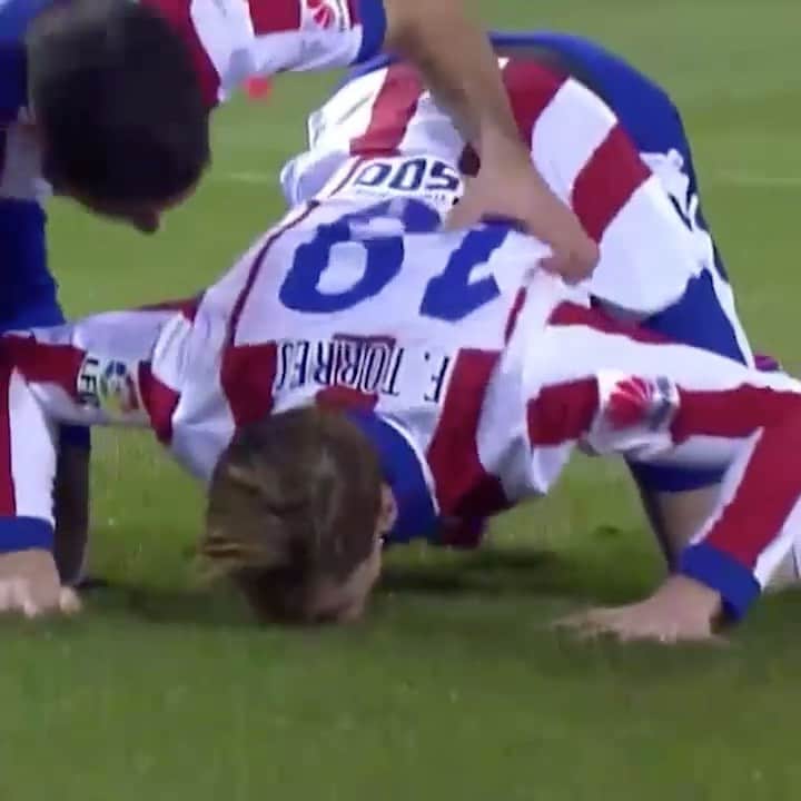 フェルナンド・トーレスのインスタグラム：「#BarçaAtleti 🔴⚪⚽🔥 @atleticodemadrid #TorresLegacy #TBTorres」