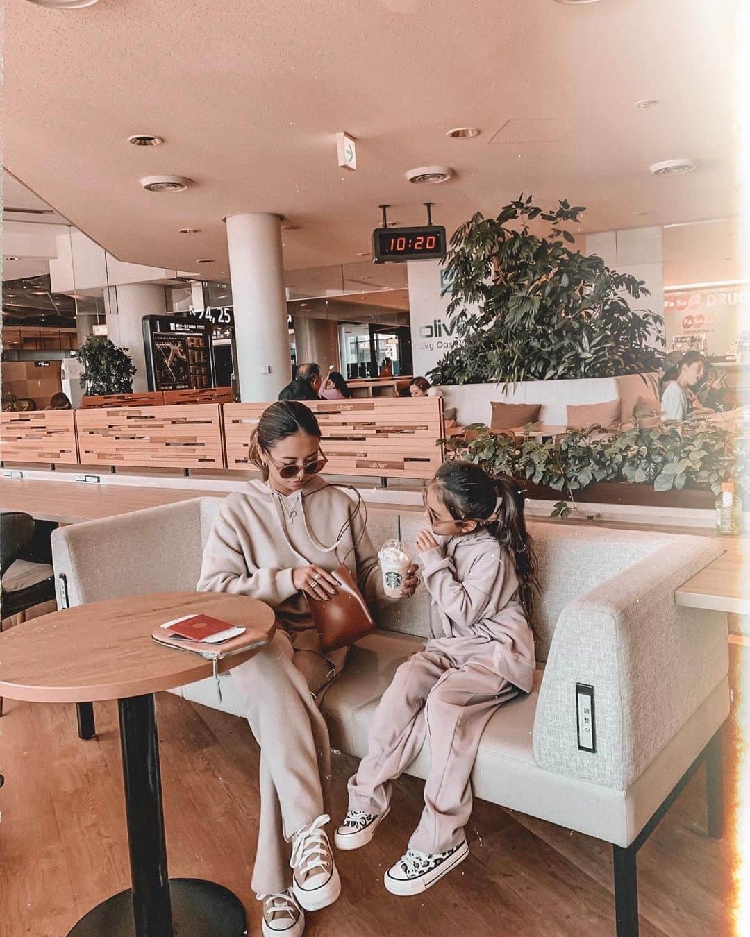✷kana✷のインスタグラム：「✈︎ . . ただいま到着〜🇮🇩 出発前のスタバ休憩☕️この時間すき❤︎ フライトコーデは楽チンがいちばんだよね！ . さー冬休みたのしむよ🌴 . #女子旅 #親子コーデ #セットアップ」