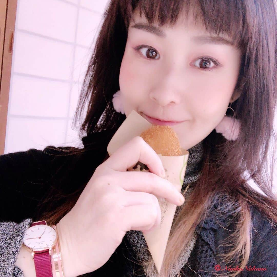 中野菜保子さんのインスタグラム写真 - (中野菜保子Instagram)「. 「ルビーred🌹と共にお出かけ♪」 ⌚️🌟数量限定品🌟⌚️ . @danielwellington . 写真は🍎🍎🍎🍎🍎枚 . 1:コロッケ 2:ラッピングもアイテムもred 4:中野の手 5:牡蠣！！！ . . ご機嫌いかがですか？（≧∇≦）？ . . お伊勢さんに 行ってまいりました🌈🌈🌈 . 何故かいつも ワタシが行く時は混まないw 今回も階段ガラすきでした。 . . お詣りの時、 幕が風でヒラヒラして 神様が中をチラ見せ🌬💨💨 . みんなきっと お話聞いてもらえたと思います✨⛩✨ . 五十鈴川でカメラ作動せず 他のとこでは作動w 撮らない方が良さそうです📸✨ . . お参りの時計は Daniel Wellington (@danielwellington )の 「PETITE ROSELYN」です🎶 . . 大好きredアイテム💄 . 実は 「PETITE ROSELYN」と 「CLASSIC SUFFOLK」が 数量限定復活❗️❗️❗️ . ダニエルウェリントンの NEW YEARキャンペーンが 始まったんです。 . . ワタシは Rosegold🌹Rubyred🍓の 女性らしいクラシカルな時計で さりげないおシャレを✨😊✨ . バングルもマッチングして 揃えたい欲求を満たしました🌹w . . 【15%OFFクーポンあり🎄🎄🎄】 「naoko8319」をDW公式直営店舗もしくは WEBショップで使用で15%OFFに💰 (期限:2020年3月15日まで) . . 【キャンペーン中！！！】 ☆2020年1月13日までに、2点以上購入で 20%OFF(全商品対象) . ☆日本限定ギフトラッピング無料 . ☆「naoko8319」の15%OFFクーポンコード併用可能 . サイト⏩https://www.danielwellington.com/jp . . しっかりお詣りして redアイテムと共に お仕事気張るで🍒🍒🍒 . . みなさんにも お伊勢さんのご加護が ありますように🍀 ＊ ＊ ＊ #ダニエルウェリントン #newyear  #newyearキャンペーン#danielwellington  #オリジナルバングル #限定ギフト #時計 #腕時計 #数量限定 #ユニセックス  #長く使えるもの #新年 #プレゼント #笑顔が天使 #レッドアイテム #クラシカルな時計 #staygold #初詣 #中野菜保子 #actor #俳優 #singergirls #クールな情熱家 #ヘプバーン #ナオ部 #手元倶楽部  #オリジナリティ #天才肌 #伊勢神宮 #みんなの1年が幸せでありますように @danielwellington  @syanhaijitensya」1月9日 19時18分 - naokonakano8319