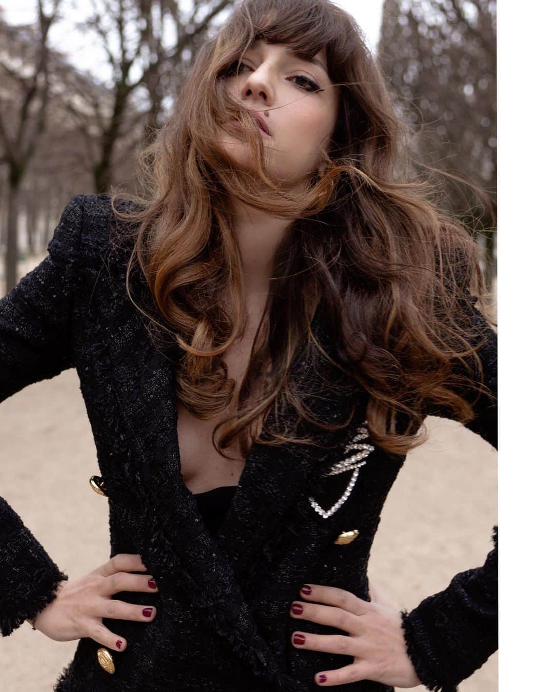 エレオノーラ・カリシのインスタグラム：「And listen to the wind blow  And listen to the wind blow  And listen to the wind blow  And listen to the wind blow  Shot by Simon @ownwayofinspiration 🌹」