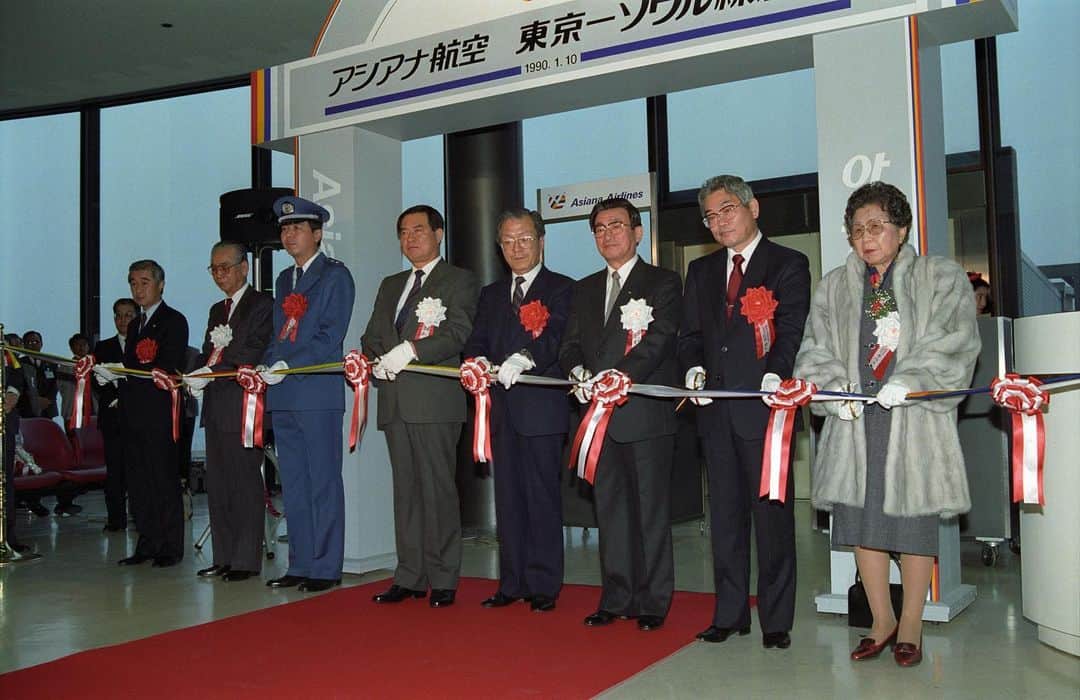 アシアナ航空日本地域公式アカウントさんのインスタグラム写真 - (アシアナ航空日本地域公式アカウントInstagram)「. 明日、アシアナ航空は、国際線就航30周年を迎えます。  30年前の1月10日にアシアナ航空は、初の国際定期便の行き先を東京（成田空港）に決め、ソウル（金浦）⇔東京（成田）間に定期便を就航させて頂きました。  30周年を迎えることができたのも、ご利用頂いた多くのお客様のお陰です。  この場を借りて、深く御礼申し上げます。  今後とも皆様に信頼され愛される航空会社を目指して参ります。  引き続きアシアナ航空を宜しくお願いいたします。 . 写真のご説明🧑🏻‍✈️👩🏻‍✈️ 1枚目：アシアナ航空として所有した第１号機（旧塗装） 2枚目：ソウル（金浦）→東京（成田）就航式典の様子 3枚目：東京（成田）→ソウル（金浦）就航式典の様子  です✈️ #アシアナ航空#アシアナ#アシアナで行くソウル#韓国旅行#韓国好きな人と繋がりたい #アシアナで行#アシアナ倶楽部#アシアナグラム#30周年＃就航式」1月9日 19時25分 - asiana.jp_official