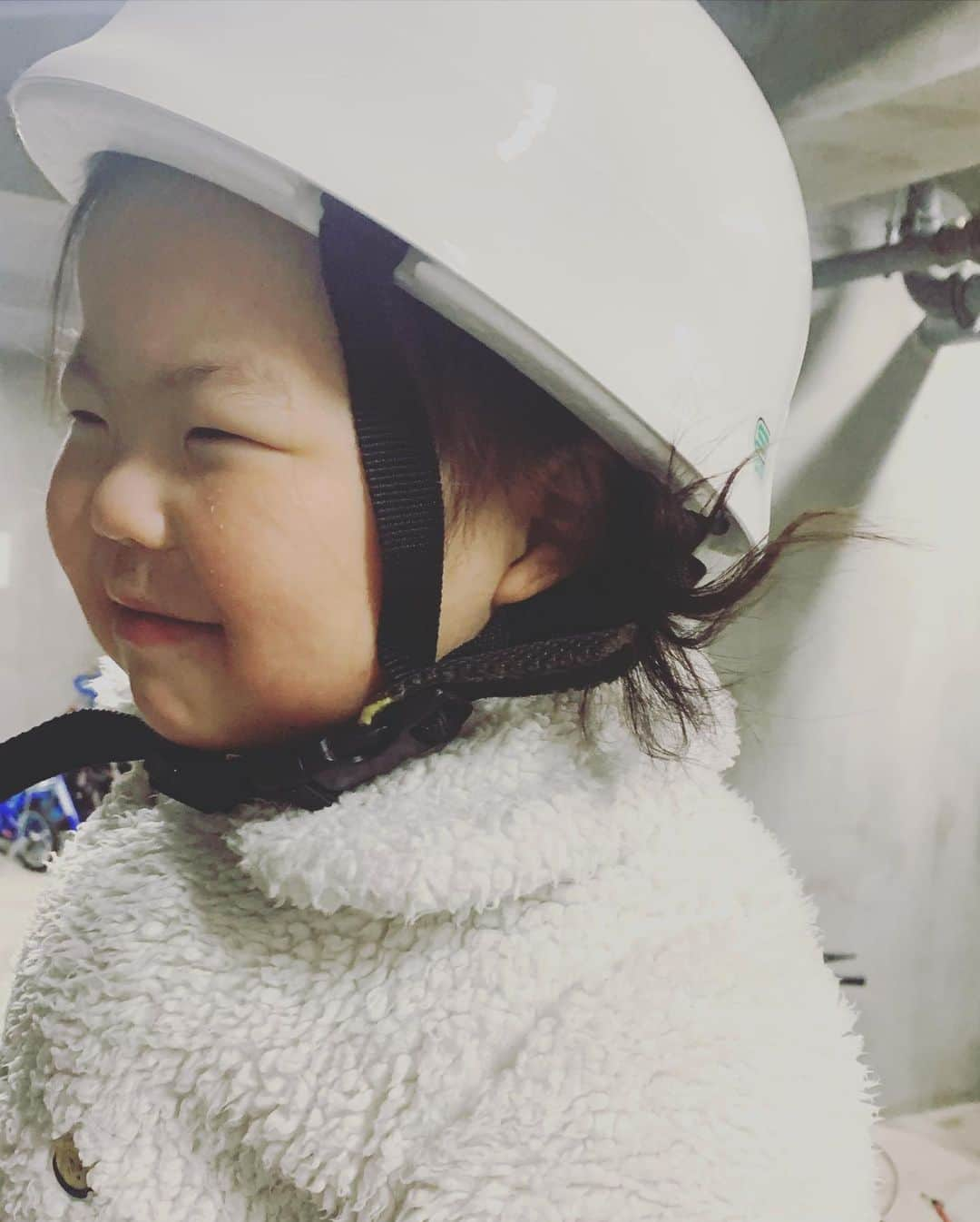 鈴木六夏さんのインスタグラム写真 - (鈴木六夏Instagram)「自転車から降ろそうとすると必ず寝たふりそのうち自分で可笑しくなってきて笑うっていう毎日のルーティーンw。 #鼻のカピカピはご容赦ください😅 #qさん」1月9日 19時28分 - rikuka.62