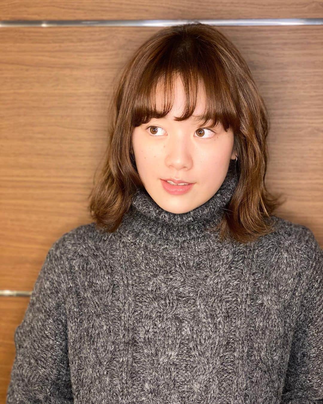 青木大輔のインスタグラム：「伸ばし途中の@miwakokakei チャン😁 気分転換にハイライト入れて すごい良かったーっ！ ブリーチじゃなく、いちばん明るいカラー剤でダメージ抑えました！ ビフォーとは全然違う感じの動きと立体感👍🏽 前髪は毛先カールつけたスタイリングも良いね🙌🏽 カラーはMANAMIサン担当 @mana_mi11_tiechel  #ナチュラルハイライト#気分転換#新鮮さが欲しい#髪型変えたい#ハイライト入れたい」